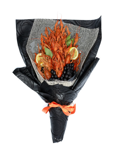 最原始的礼物是一束煮小龙虾，几片柠檬和黑橄榄放在白色的背景上。俯视图图片下载