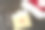 给圣诞老人的信装在信封里。木背景上的钢笔和帽子。圣诞节的概念图片下载