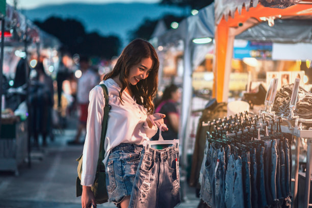 旅行者女人在购物街市场图片下载