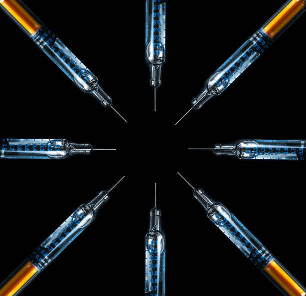 注射器指向中心。图片下载