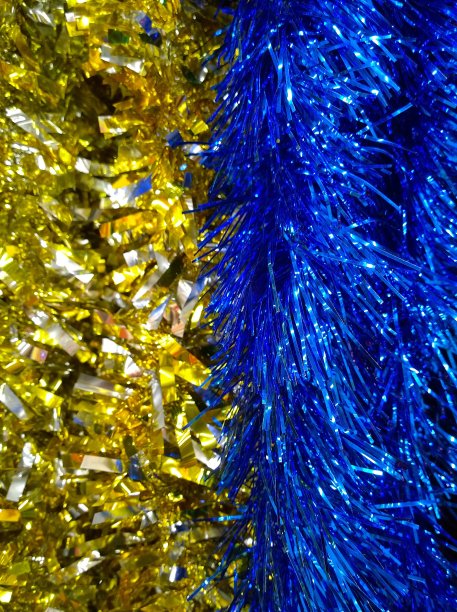 闪亮的垂直背景蓝色和金色的经典金丝花环。传统的圣诞装饰品。圣诞节的收藏。新年快乐。冬季装饰品的节日装饰。明亮的颜色组合图片下载