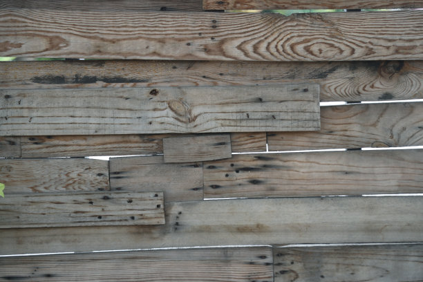 古老的木栅栏，美丽的花纹是一家餐馆的栅栏图片下载