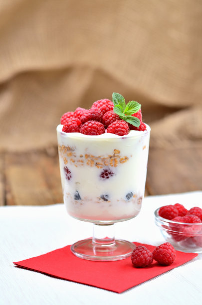 希腊酸奶与燕麦和新鲜树莓玻璃垂直照片图片下载