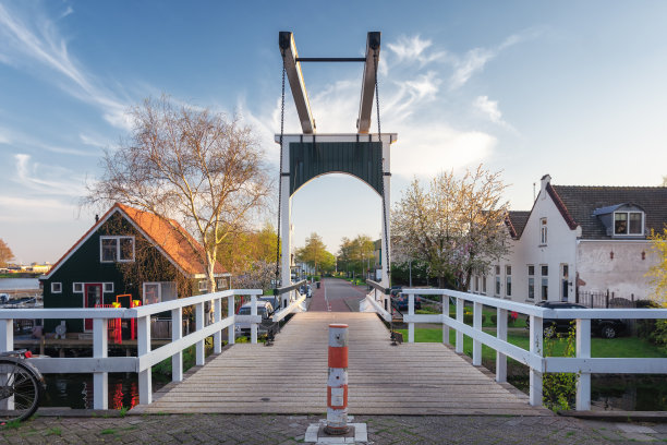 赞丹市胡萨文凯德的木吊桥图片下载