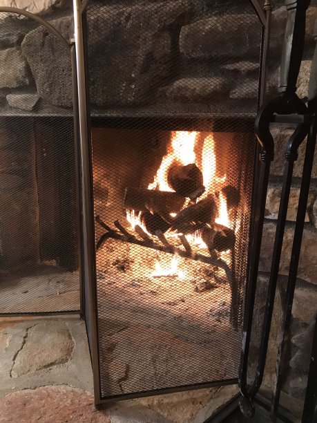 壁炉和壁炉里有火图片下载