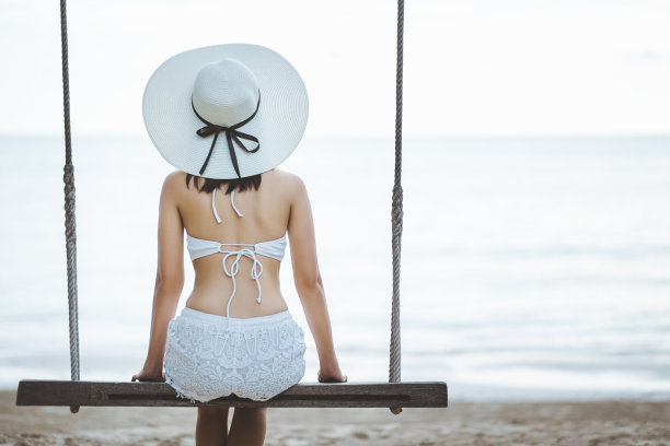 在沙滩上荡秋千的女人图片下载