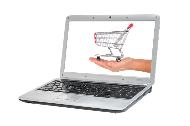 在白色背景的笔记本电脑屏幕上手持购物车图片下载