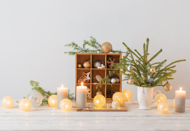 圣诞装饰在背景白色的墙上图片下载