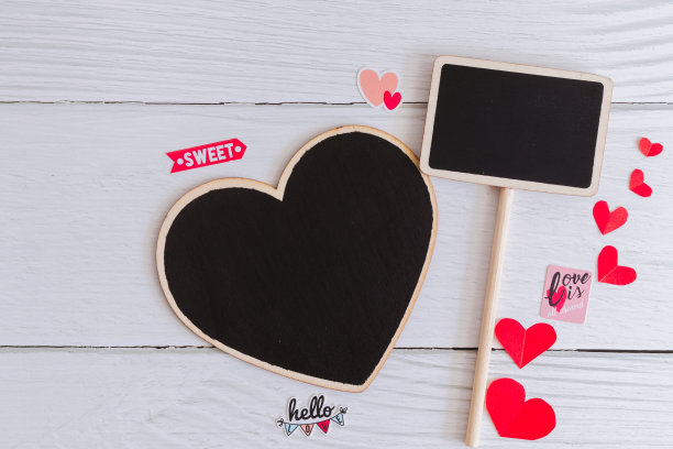 平铺黑色素色木标签装饰与贴纸在白色木制背景。简单和最小的复古风格的框架，图片和信息。为文本复制空间。爱摄影的概念。图片下载