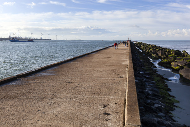 默兹河码头边，北海在霍克范荷兰图片下载
