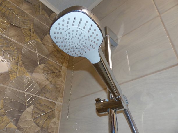 漂亮的手动淋浴，可切换水流喷射。水流中充满了空气，获得了容积和柔软度。家庭。选择性聚焦，浅景深图片下载