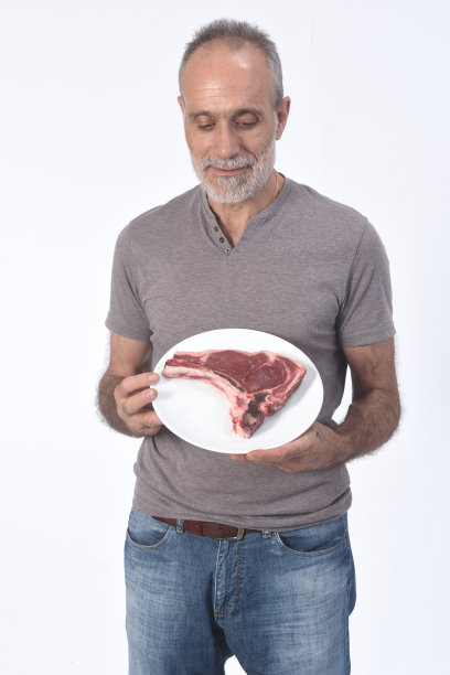 白色背景上有食物的男人图片下载