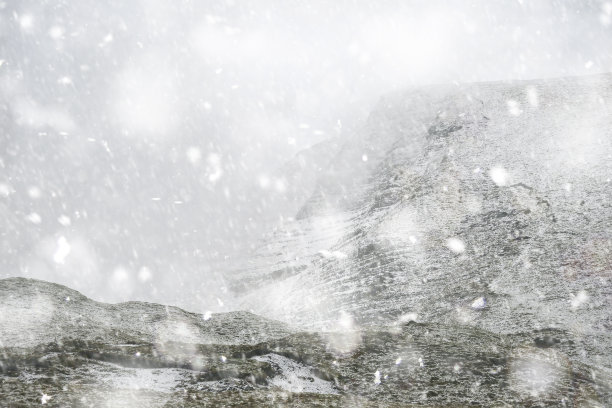 美丽的冬季景观图片在英国山顶地区的马姆托乡村在大雪中图片下载