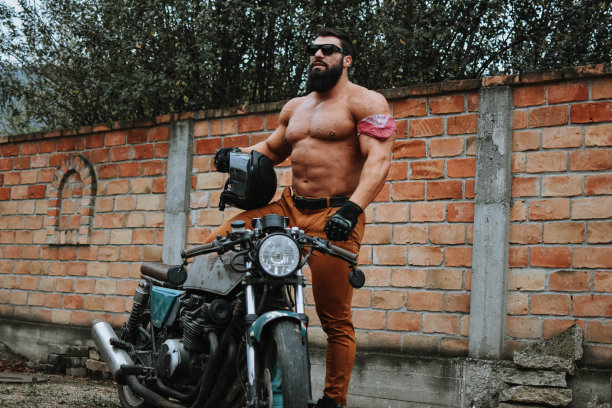 骑摩托车的人图片下载