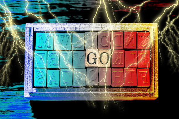 GO -孤立抽象，以蓝色和橙色木型邮票和闪电或雷鸣木为背景和复制空间。图片下载