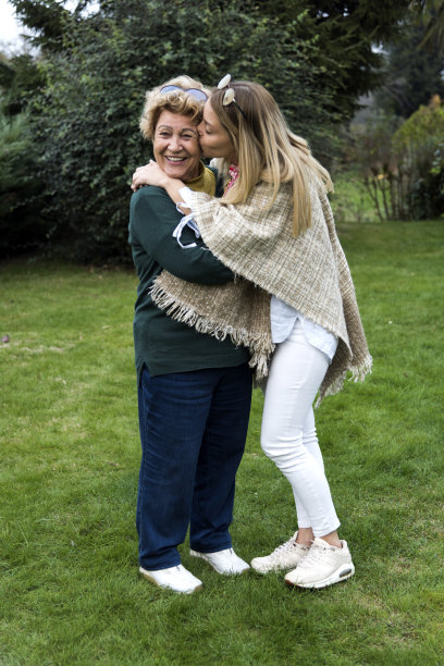 一个年轻女人和奶奶在花园里拥抱着图片下载
