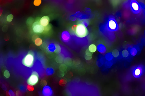 圣诞背景与亮点和散景。抽象的背景。夜晚背景与明亮的灯光图片下载
