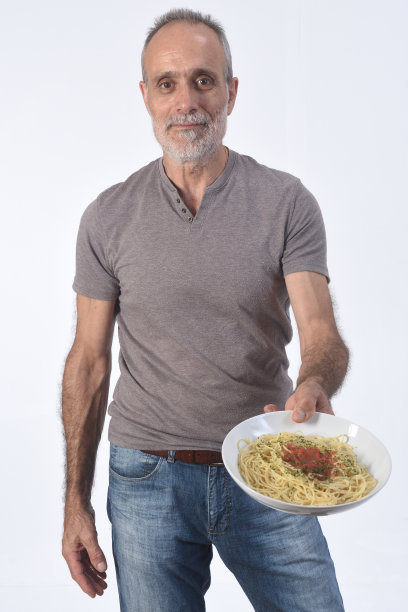 白色背景上有食物的男人图片下载