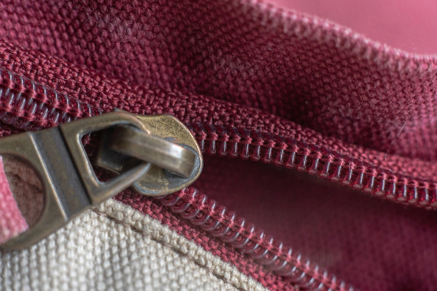 微距拍摄的彩色拉链上的彩色纺织品配件，锁定和解锁图片下载