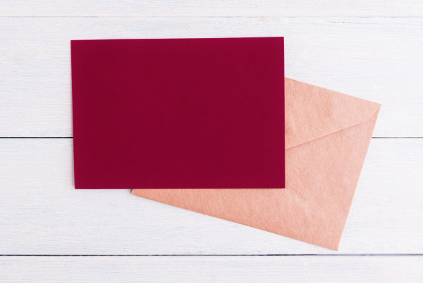 白色木质背景上的红色空白卡片和信封图片下载