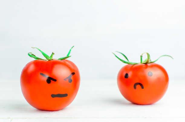 西红柿与情感。的关系。愤怒和悲伤。图片下载