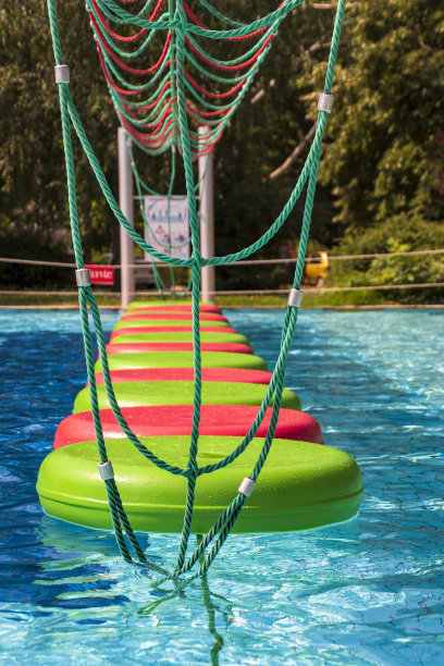 游泳池里的乐趣图片下载