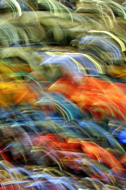 动态模糊拍摄的汽车碰撞雪崩图片下载