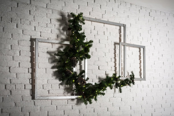 冬天的家居装饰。圣诞树在阁楼内部靠砖墙。图片下载