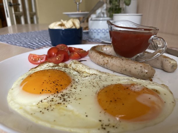 胡椒粉煎蛋，番茄酱白香肠图片下载