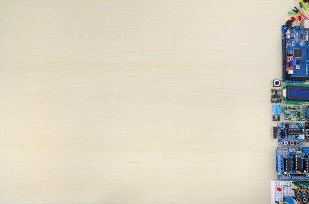 形式为文本形式的框架与电子部件。小型电子元件的背景。免费的地方粘贴文本或写作标题。Arduino图片下载