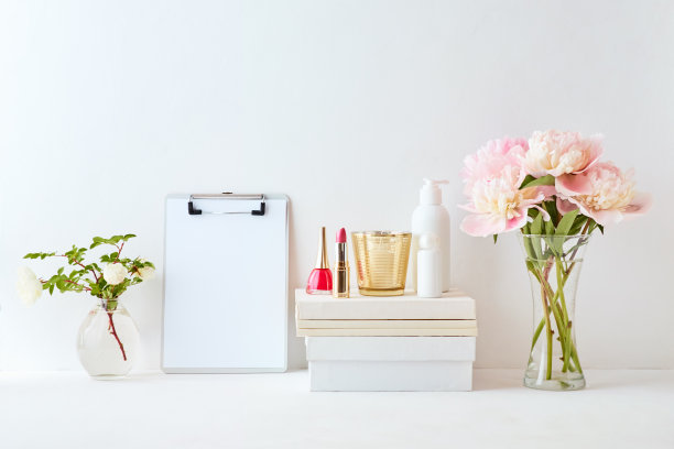 家庭内部装饰元素。剪贴板模型，花瓶里的粉色牡丹，化妆品套装图片下载