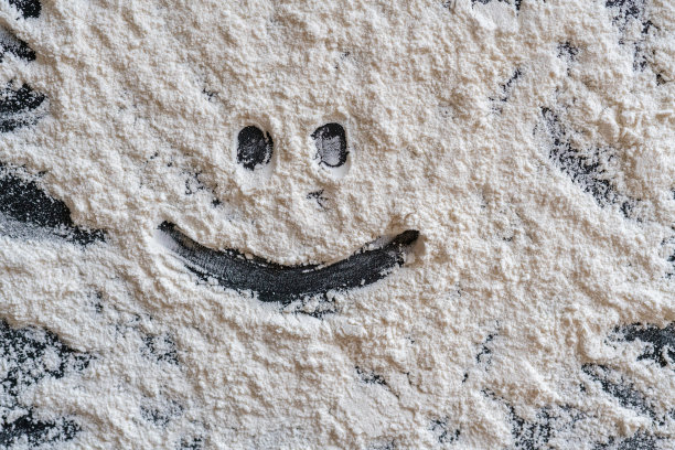 面粉中的一个简单的微笑。快乐烹饪的概念图片下载