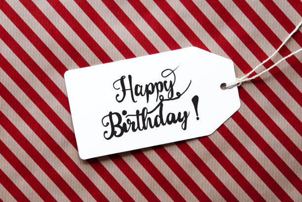 红色的包装纸，生日快乐的标签图片下载