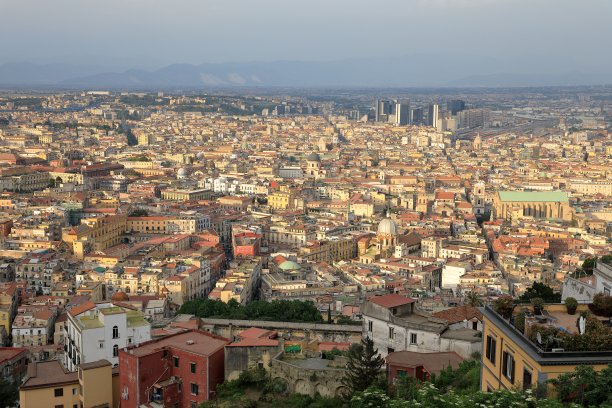 意大利坎帕尼亚，那不勒斯(Napoli)，那不勒斯旧城和新城鸟瞰图图片下载