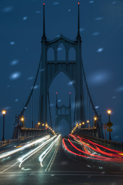 在俄勒冈州波特兰市的圣约翰桥上与通勤者共度圣诞节图片下载