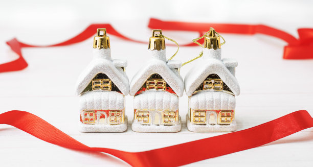 圣诞背景文字。圣诞玩具家在雪白的木制背景下，再配上红丝带。副本的空间。图片下载