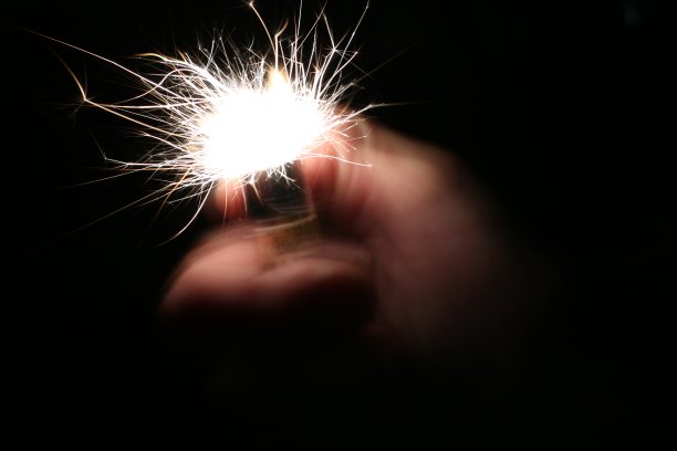 打火机发出的火花图片下载