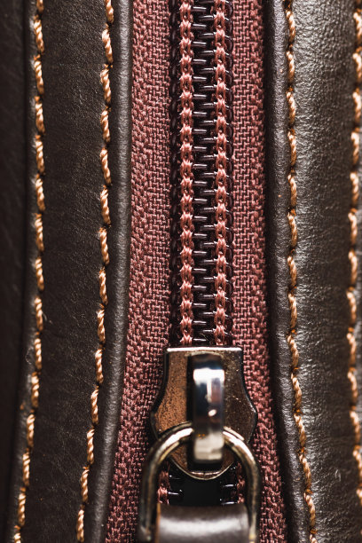 棕色皮包拉链，近景图片下载