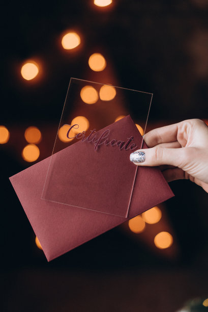 女性手握美甲卡为文字，背景为散景。选择性对焦，胶片和颗粒照片图片下载