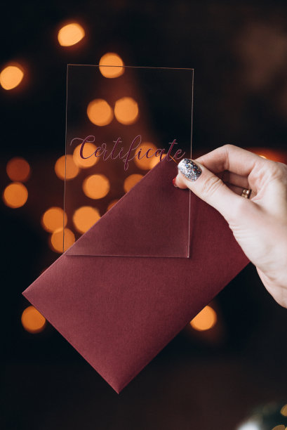 女性手握美甲卡为文字，背景为散景。选择性对焦，胶片和颗粒照片图片下载