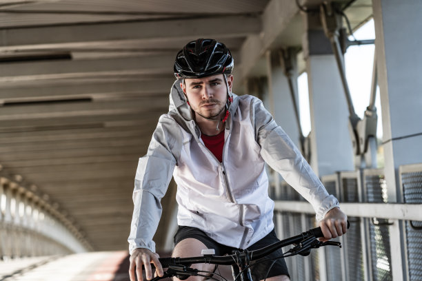 在城市里骑自行车的年轻人图片下载