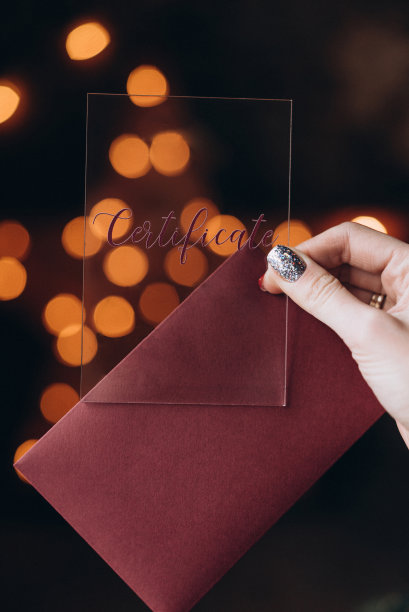 女性手握美甲卡为文字，背景为散景。选择性对焦，胶片和颗粒照片图片下载