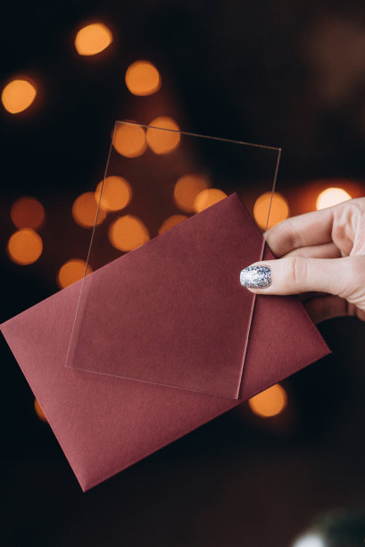 女性手握美甲卡为文字，背景为散景。选择性对焦，胶片和颗粒照片图片下载