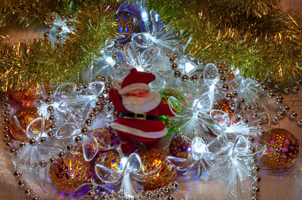 圣诞老人快乐的背景是发光的花环和闪亮的珠子图片下载