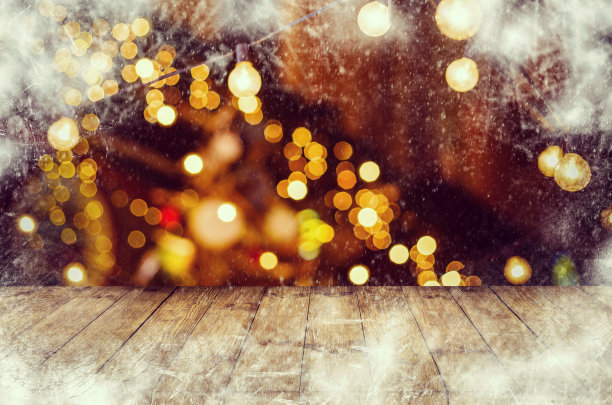 形象木桌前抽象模糊的餐厅灯光背景图片下载