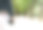 时髦的街头摄影师手持无反光镜行走图片下载