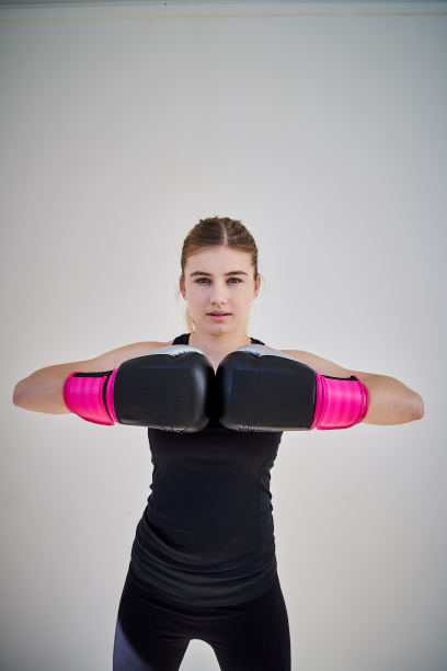 年轻女子拳击图片下载