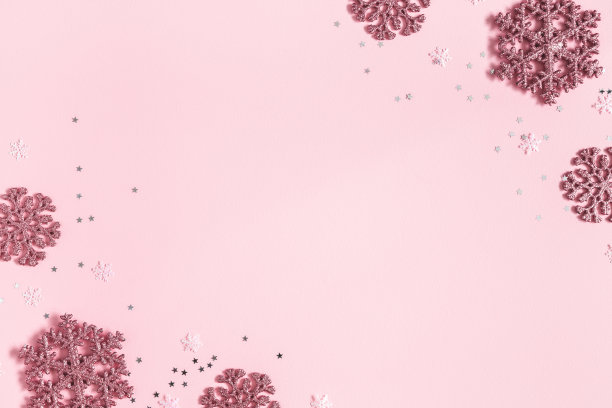 圣诞节或冬天的作文。粉红色的雪花在粉红色的背景做成的框架。圣诞节，冬天，新年的概念。平铺，俯视图，拷贝空间图片下载