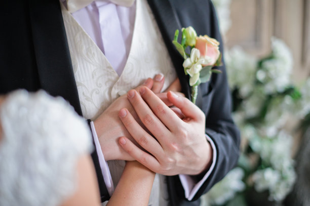 新娘和新郎手牵着手。婚礼庆典，是新娘和新郎举行的婚礼。图片下载