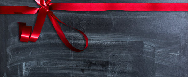 黑色黑板上的红丝带图片下载